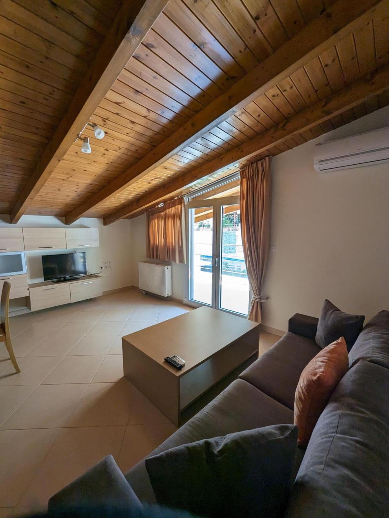 Samaras Apartments In Kaména Voúrla Eksteriør bilde